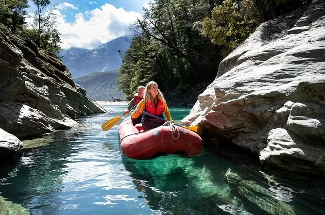 Jet boat et canoë funyak sur la rivière Dart