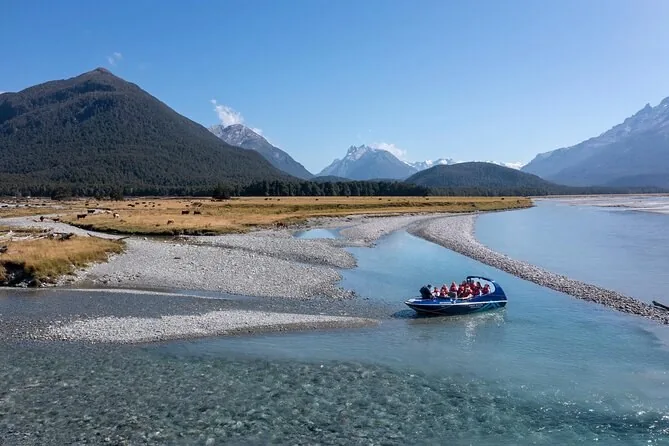 Ein Jetboot auf dem breiten, verzweigten Dart River